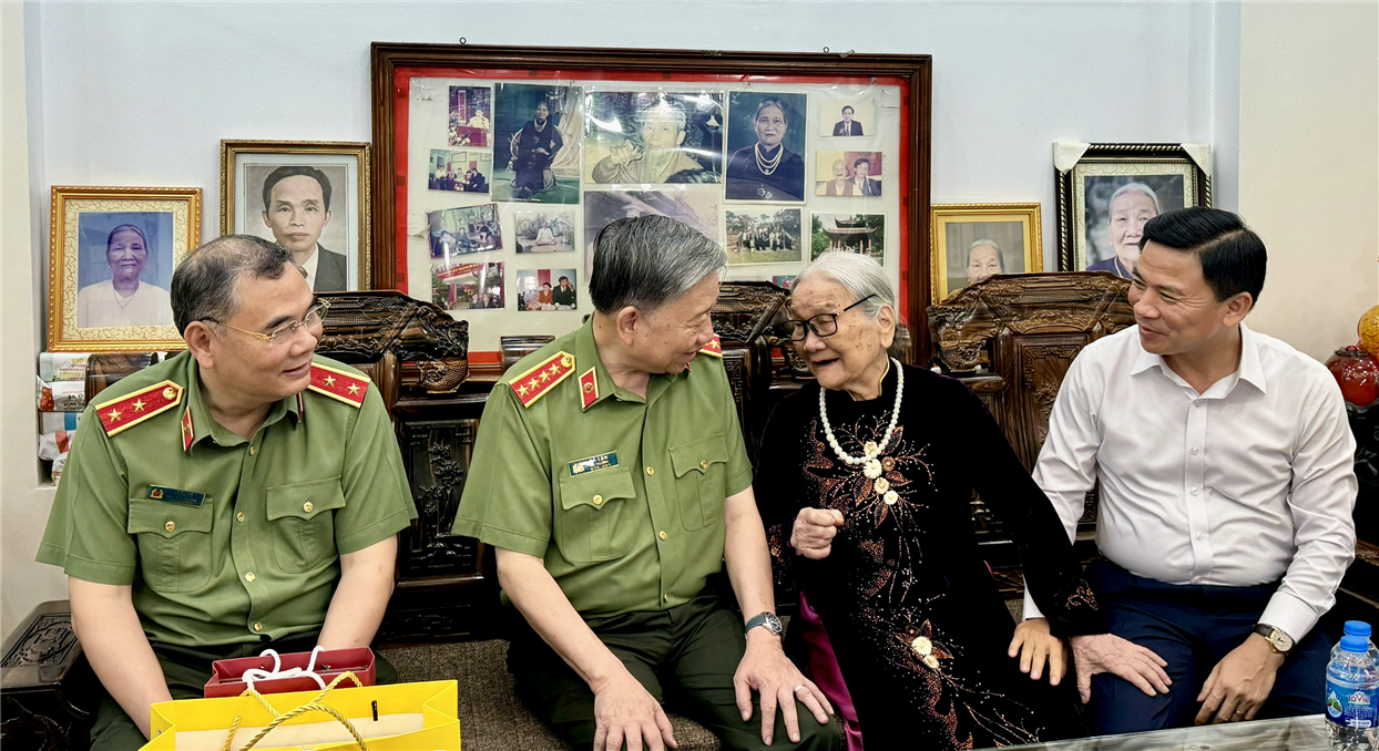 Bộ trưởng Tô Lâm thăm các gia đình có công với cách mạng tại Thanh Hóa